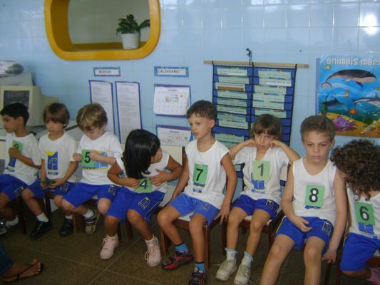 Grupo De Crianças Na Construção Do Campo De Jogos Junto Foto de