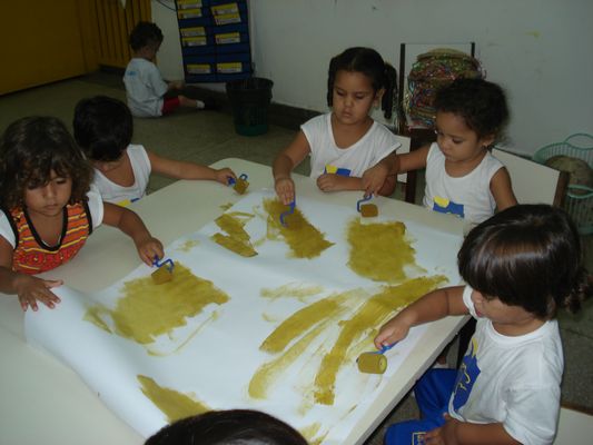 Crianças pintando o fundo, para a fotografia