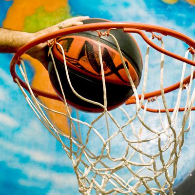 Bola integrada ao celular mostra seu desempenho no basquete