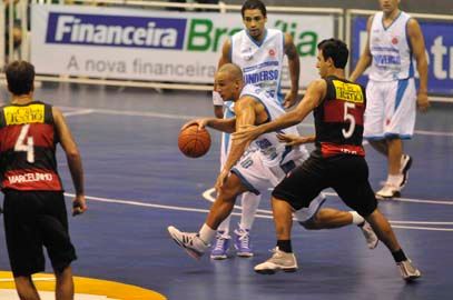 Grupo de amigos jogando basquete em uma quadra pública ao ar livre