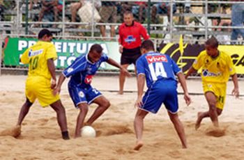 O jogo de futebol de praia, Festa é festa