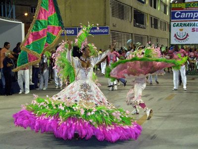 Jogo dos Sete Erros Para Imprimir: Fantasias de Carnaval.