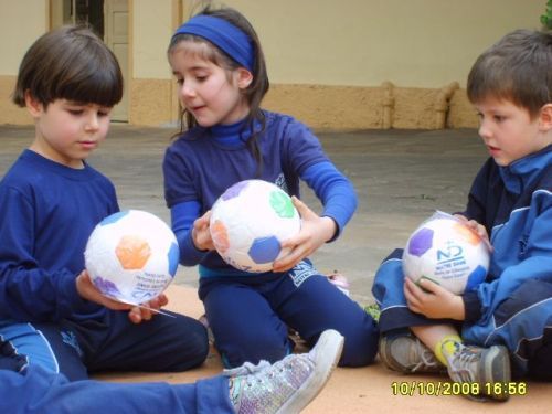 BRINCANDO COM BOLA NO BERÇÁRIO E NA ED. INFANTIL A bola é um materia…   Brincadeiras educação infantil, Educação infantil, Alimentação saudável  educação infantil