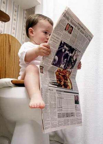 bebÃª lendo no banheiro