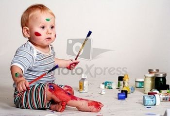 BebÃª pintando