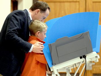 Pai e filho votando juntos