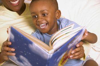 Crianca lendo 
