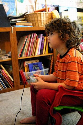 Menino jogando video game