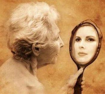 Mulher velha e no espelho Ã© jovem