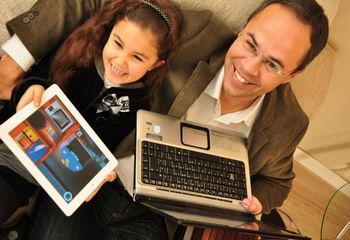 Pai e filha no tablet