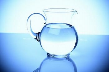 agua na jarra