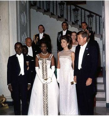 O presidente FÃ©lix HouphouÃ«t-Boigny e sua esposa, em recepÃ§Ã£o na Casa Branca.