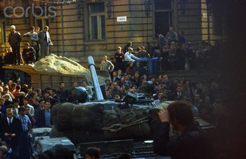 Jovens escalam sobre os tanques soviÃ©ticos