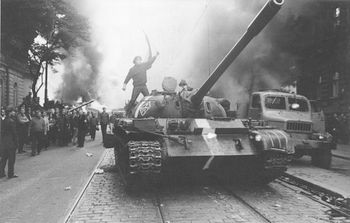 Tcheco sobre tanque soviÃ©tico
