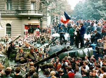 Tchecos agitam a bandeira do paÃ­s sobre tanque