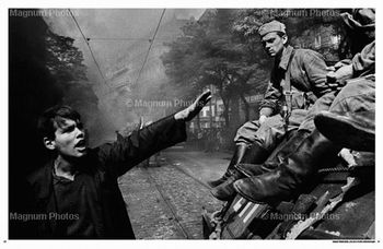 Jovem grita com soldado russo