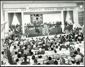 Kwame Nkrumah discursando na I ConferÃªncia dos Povos Africanos, em Acra, Gana.