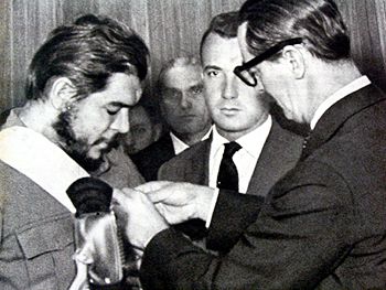 Che Guevara recebe de JÃ¢nio Quadros a medalha Cruzeiro do Sul, 1961