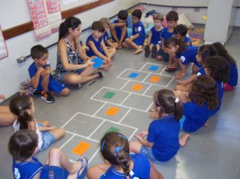 Atividade pronta - Amarelinha  Atividades, Educação fisica, Atividades  matematica educação infantil