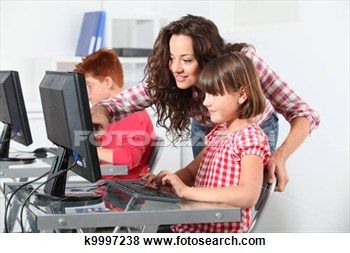 Mulher e crianca no computador