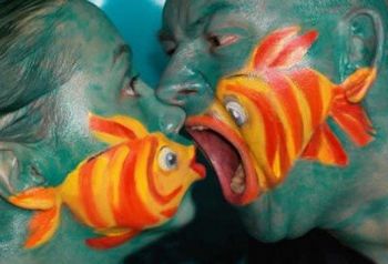 Peixes pintados em seres humanos