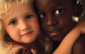 Preconceito - criancas negra e branca juntas
