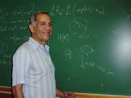 Foto mostra o presidente da Sociedade Brasileira de Matemática, professor Hilário Alencar.
