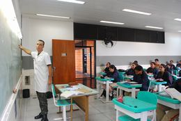 Professor Fernando Cores com alunos na sala de aula.