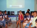 Foto da professora Josefinha com alunos na sala de aula.