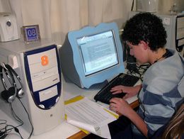 Aluno de Farroupilha (RS) redige texto no computador.