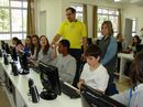 Foto do professor Vavá e alunos no Laboratório de Informática da escola.