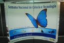 Foto mostra cartaz com a borboleta azul, símbolo do evento.