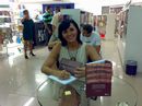 Foto da professora Luzia no lançamento de seu livro.