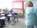 Foto da sala de aula mostra o triciclo utilizado pelo aluno com dificuldades de locomoção.