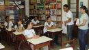 Alunos surdos com os professores intérpretes na Escola São José (AC).