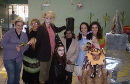 Foto mostra professoras com fantasias dos personagens de O Mágico de Oz