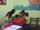 Foto mostra alunos jogando na sala de aula.