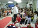 Foto mostra a cafeteria lotada, com alunos, pais e comunidade.