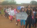 Alunos da EC 203, de Santa Maria (DF) participam de desfile com a orientadora educacional Anita Maria.
