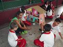 Estudantes brincam na hora do recreio.