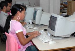 Imagem ilustrativa de alunos no computador