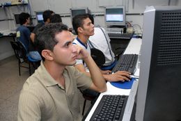 Foto ilustrativa de alunos no computador