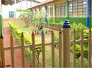 Foto mostra parte do jardim da Escola Aurora