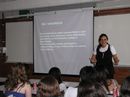 Sandra Braid e grupo de alunos na sala de aula.