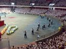 Alunos e policiais militares em estádio.