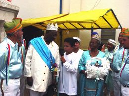 Aluno entrevista o rei e a rainha do Grupo de Congada de Itatiba (SP).