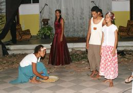 Estudantes participam de apresentação teatral.