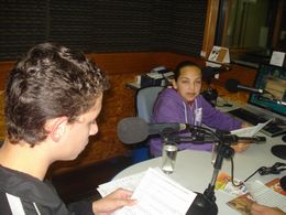 Estudantes no estúdio de rádio