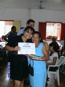 Rafaela Pires entrega certificado à aluna.