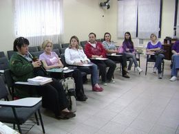 Grupo de professores participa de reunião.
